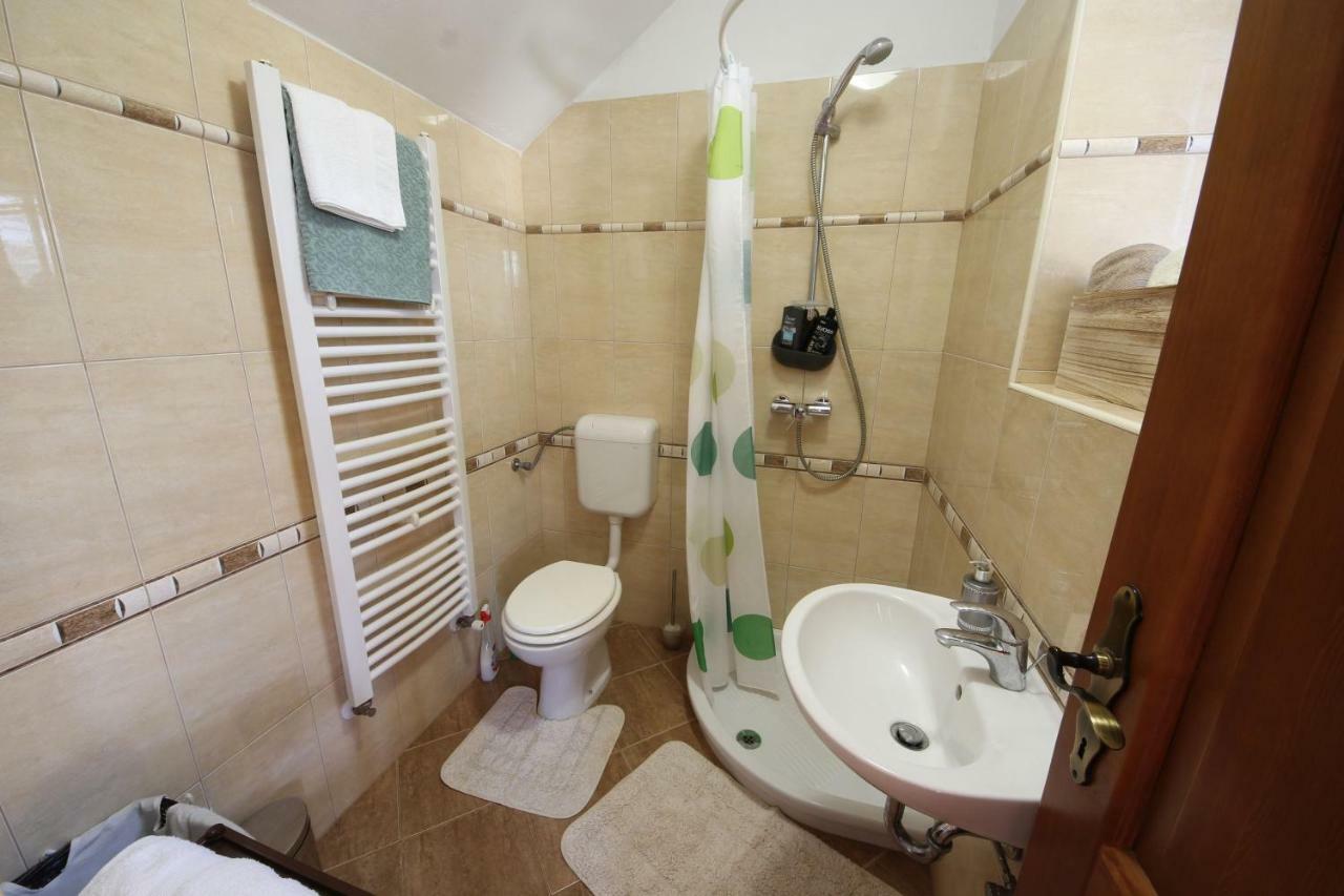 Apartment Parenzana, Little Row House With Big Green Yard In Central Istria Rakotule Екстериор снимка