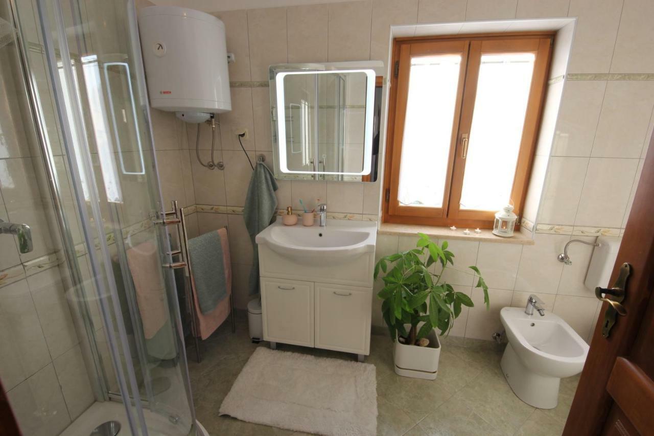 Apartment Parenzana, Little Row House With Big Green Yard In Central Istria Rakotule Екстериор снимка