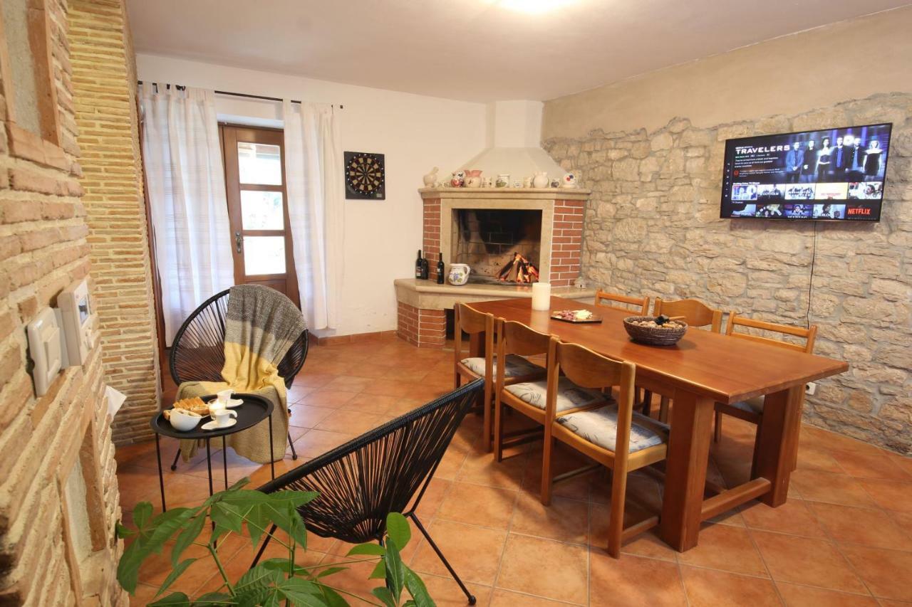 Apartment Parenzana, Little Row House With Big Green Yard In Central Istria Rakotule Екстериор снимка